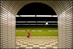 Die wartende Frau im Pinken Mantel am Hauptbahnhof Süd Bahnsteig