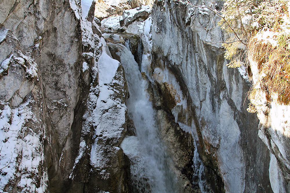 Die Wasser stürzen in des noch größere Fallstück weiter unten