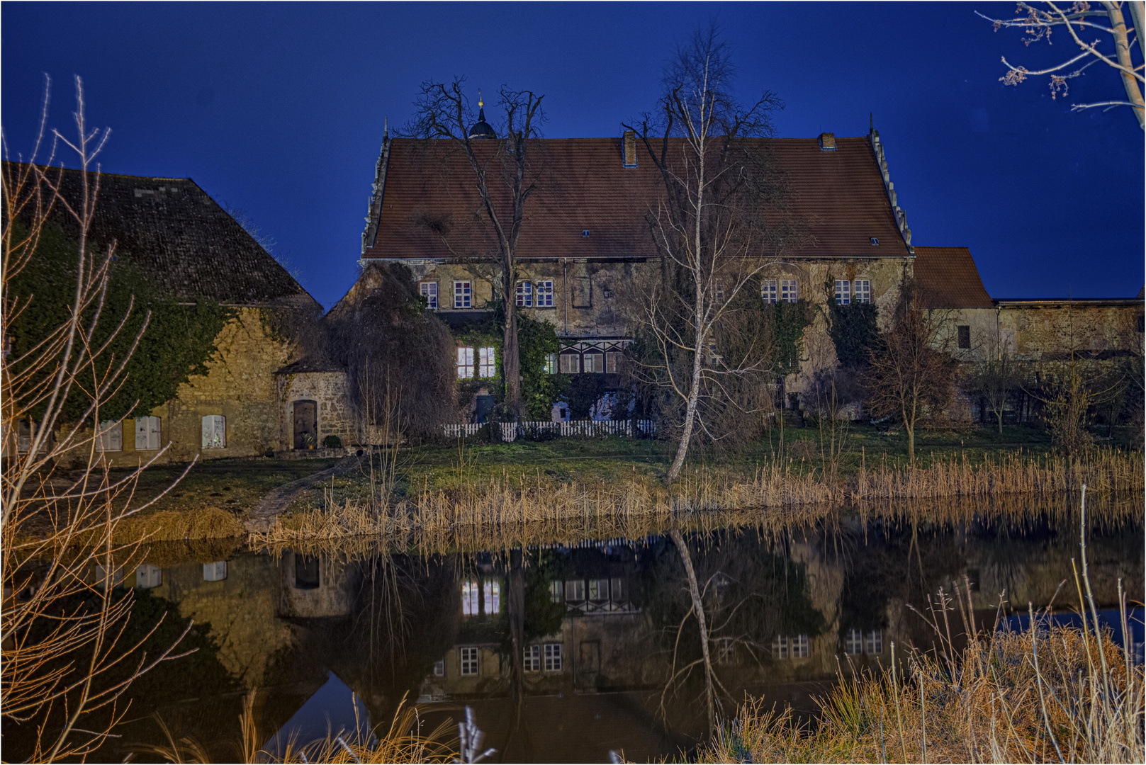 Die Wasserburg mit Wasser in Egeln