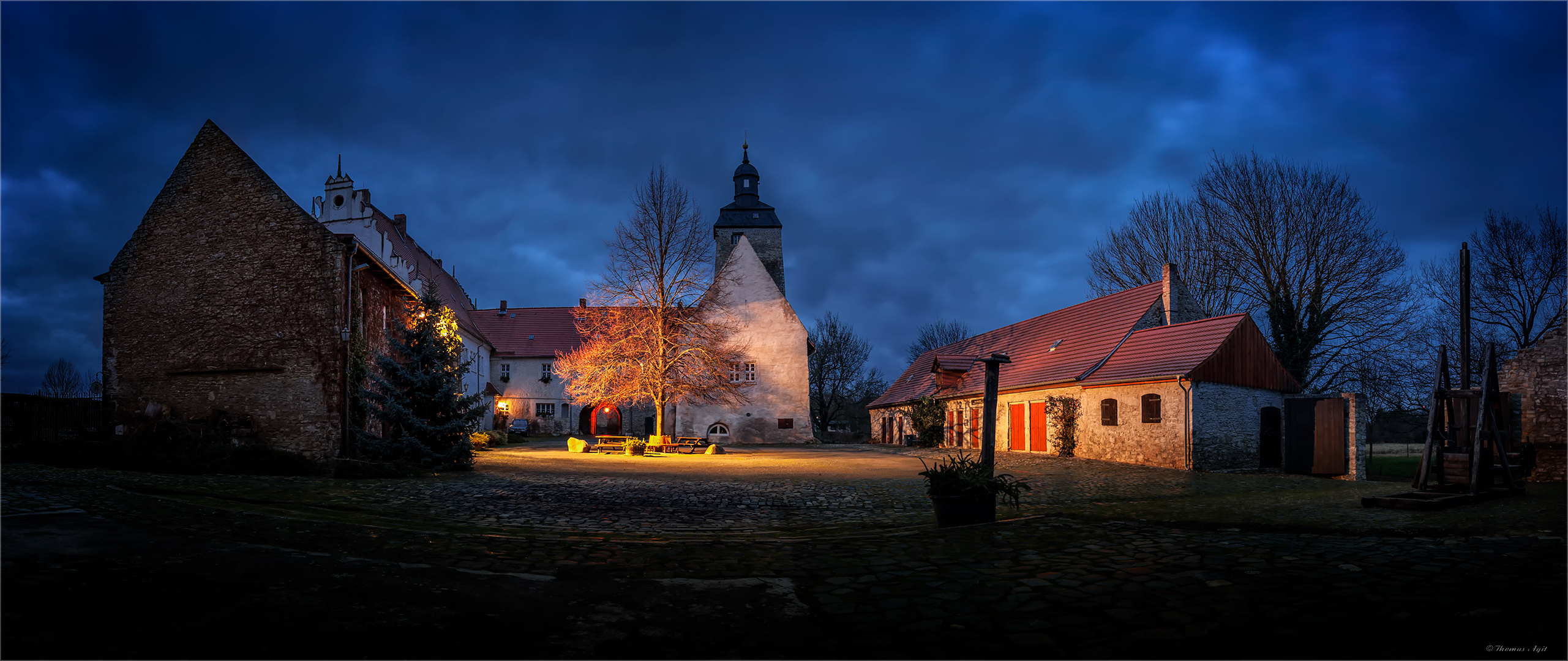 Die Wasserburg vom oberen Burghof aus