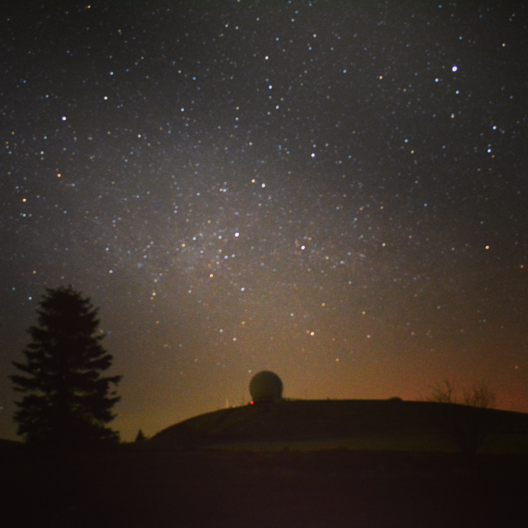 Die Wasserkuppe unterm Sternenhimmel