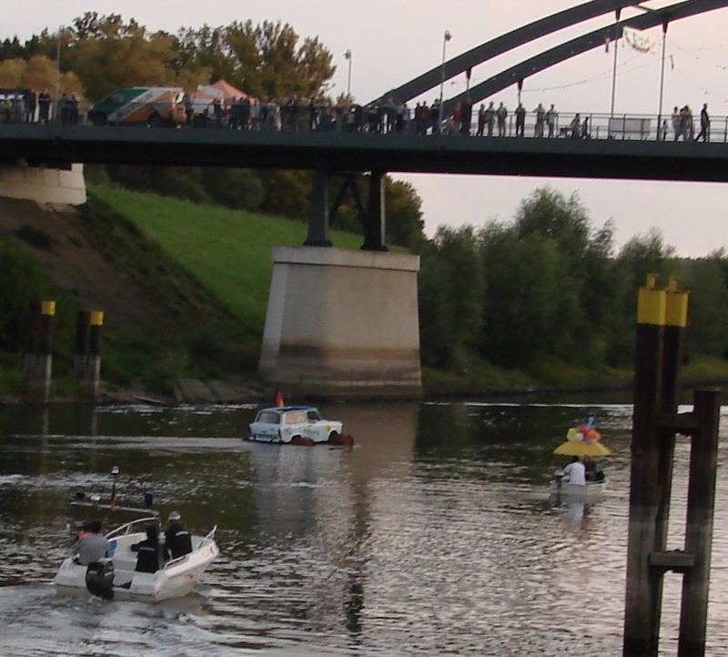 .....die wasserpolizei kommt !!!