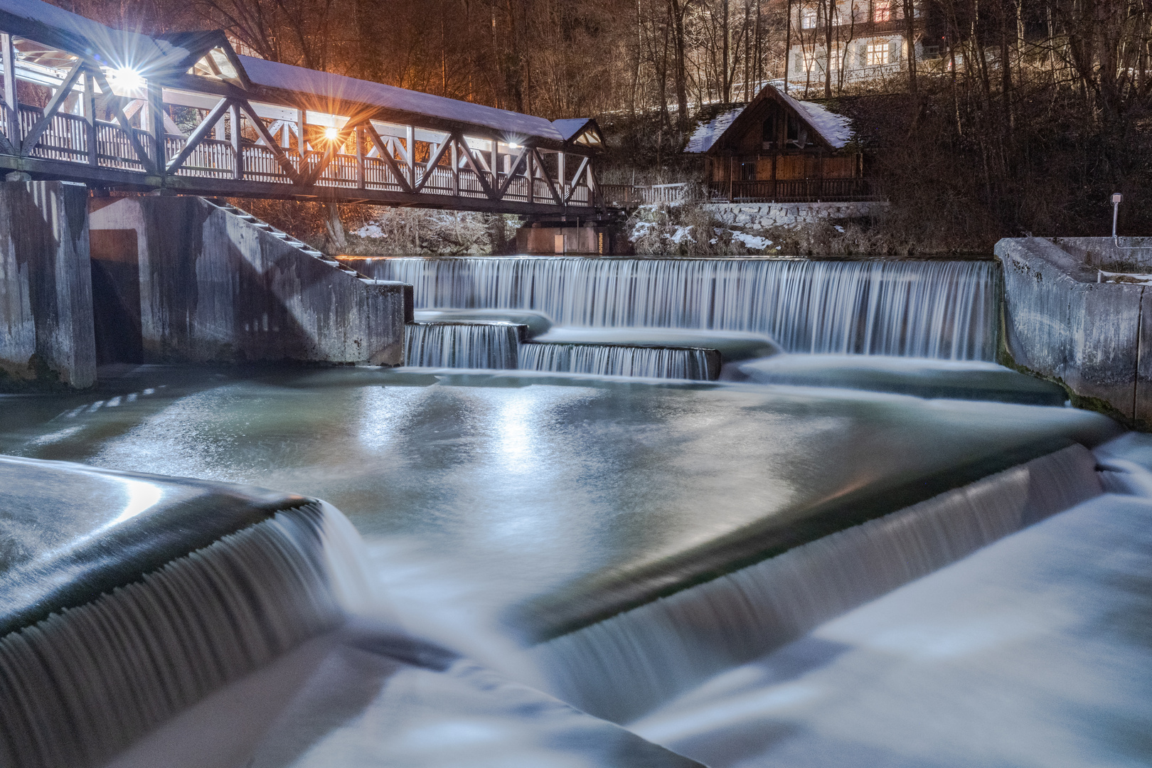 Die Wasserstufen am Wehr bei Nacht