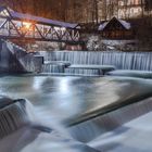 Die Wasserstufen am Wehr bei Nacht