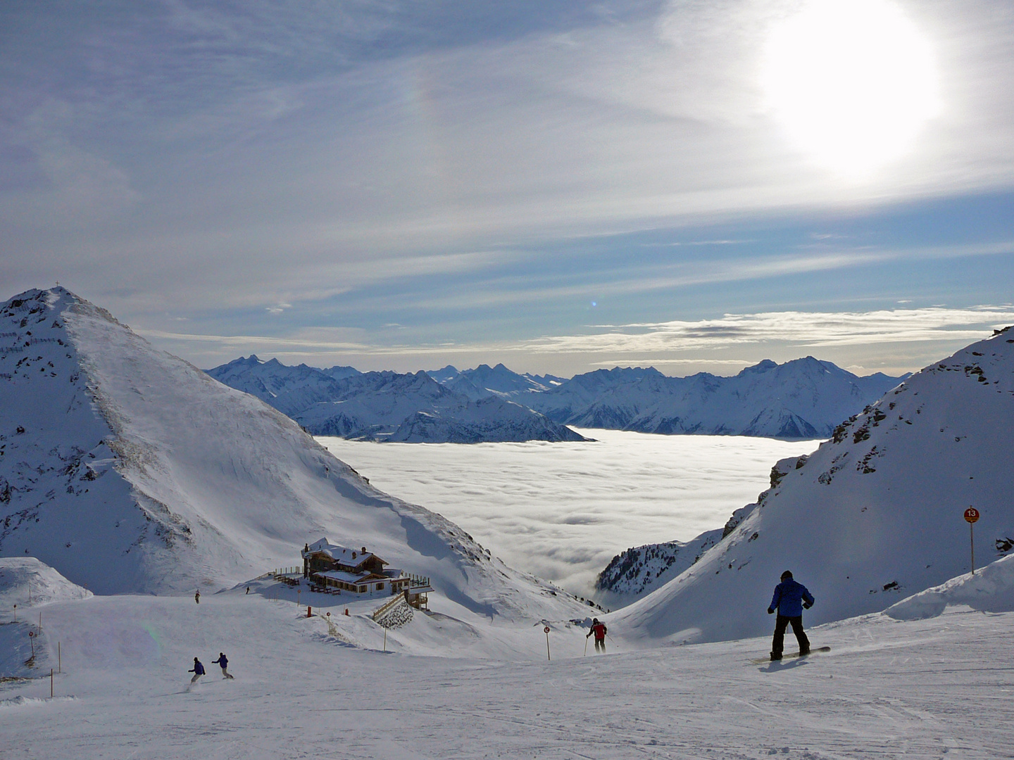 Die Wedelhütte über dem wolkenverhangenen Zillertal