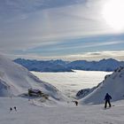 Die Wedelhütte über dem wolkenverhangenen Zillertal