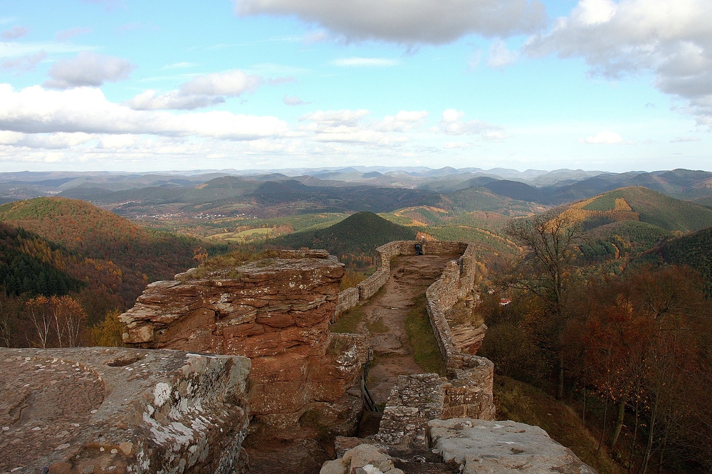 Die Wegelnburg, höchstgelegene Burganlage der Pfalz.