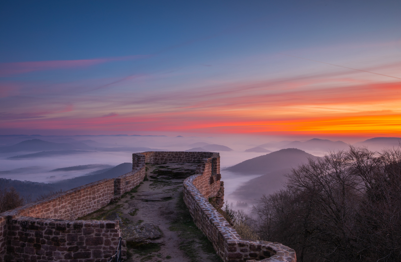 Die Wegelnburg im Morgenrot