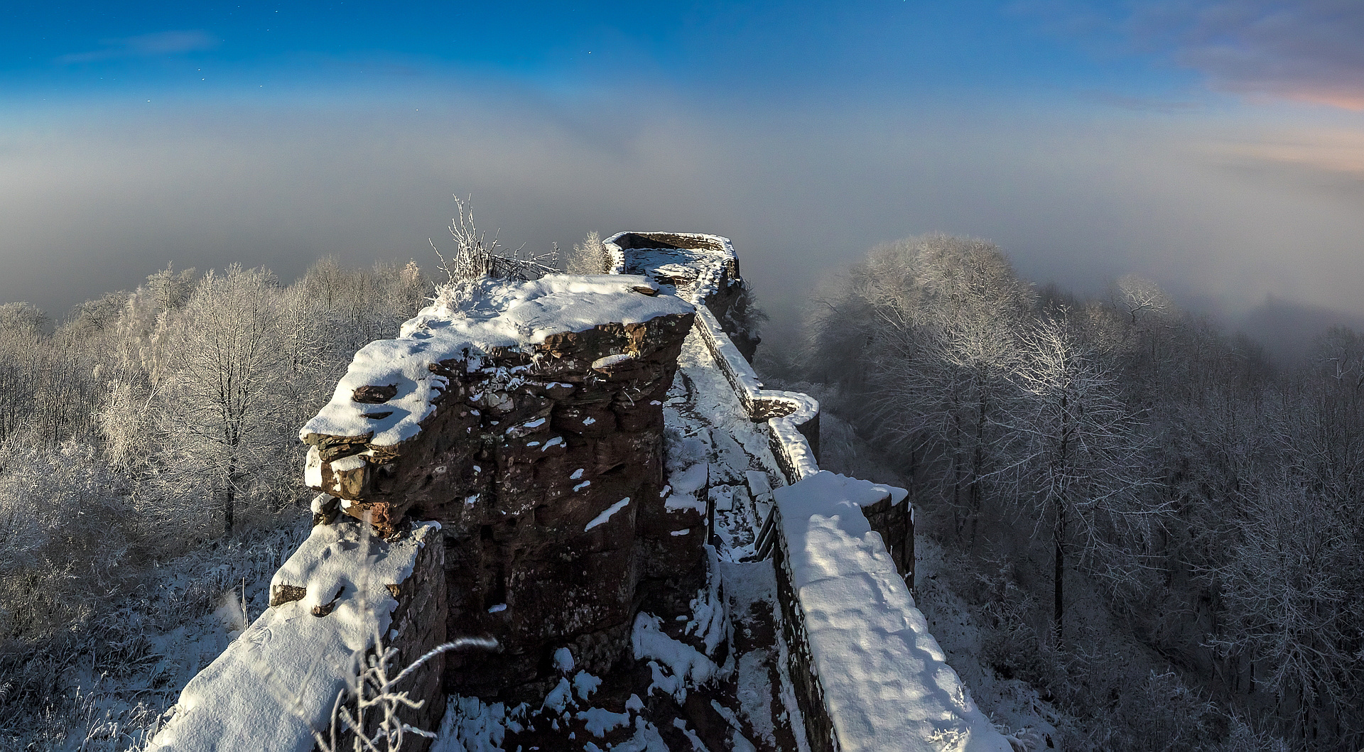 Die Wegelnburg in nebliger Vollmondnacht