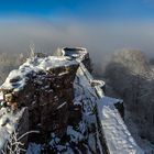 Die Wegelnburg in nebliger Vollmondnacht