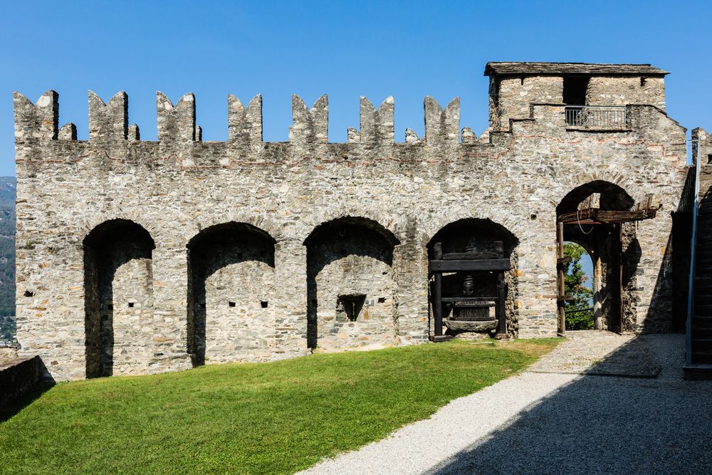 Die Wehrmauer des Castello di Montebello