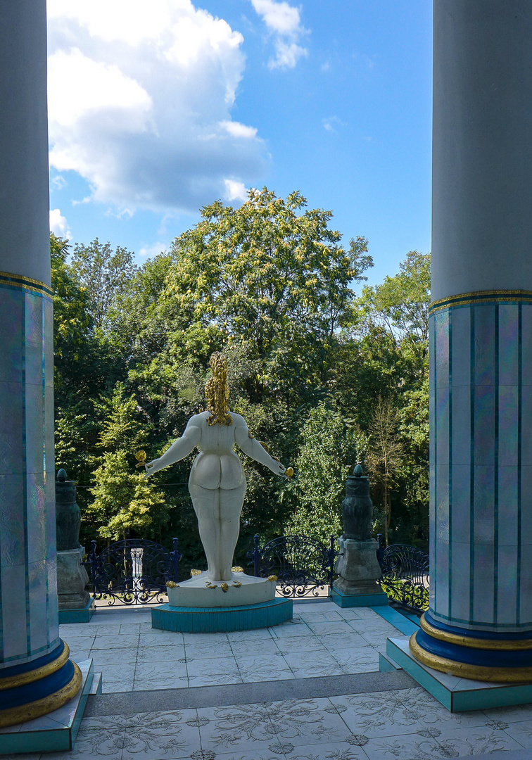 Die weibliche Figur vor der Otto Wagner-Villa