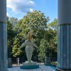 Die weibliche Figur vor der Otto Wagner-Villa