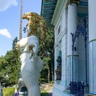 Die weibliche Figur vor der Otto Wagner-Villa