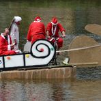 Die Weihnachtsmänner haben sich mit dem Osterhasen verbündet