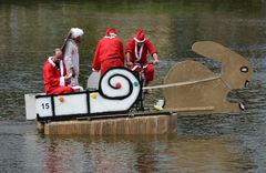 Die Weihnachtsmänner haben sich mit dem Osterhasen verbündet