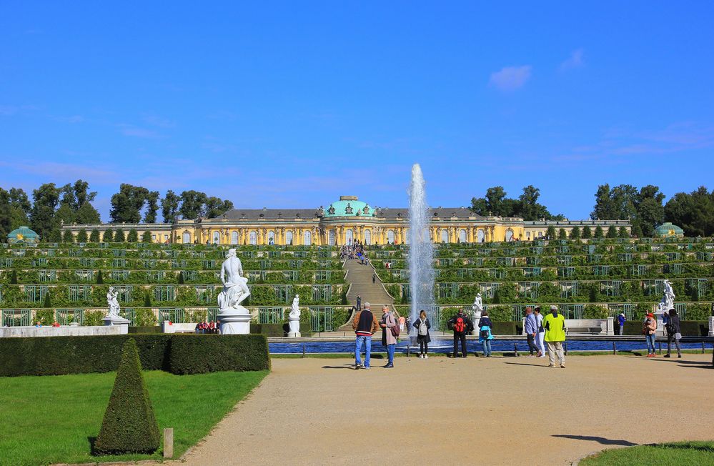 Die Weinterrassen vorm Sommerschloss