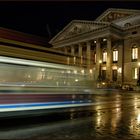 die weiss-blaue tram vor der oper 1