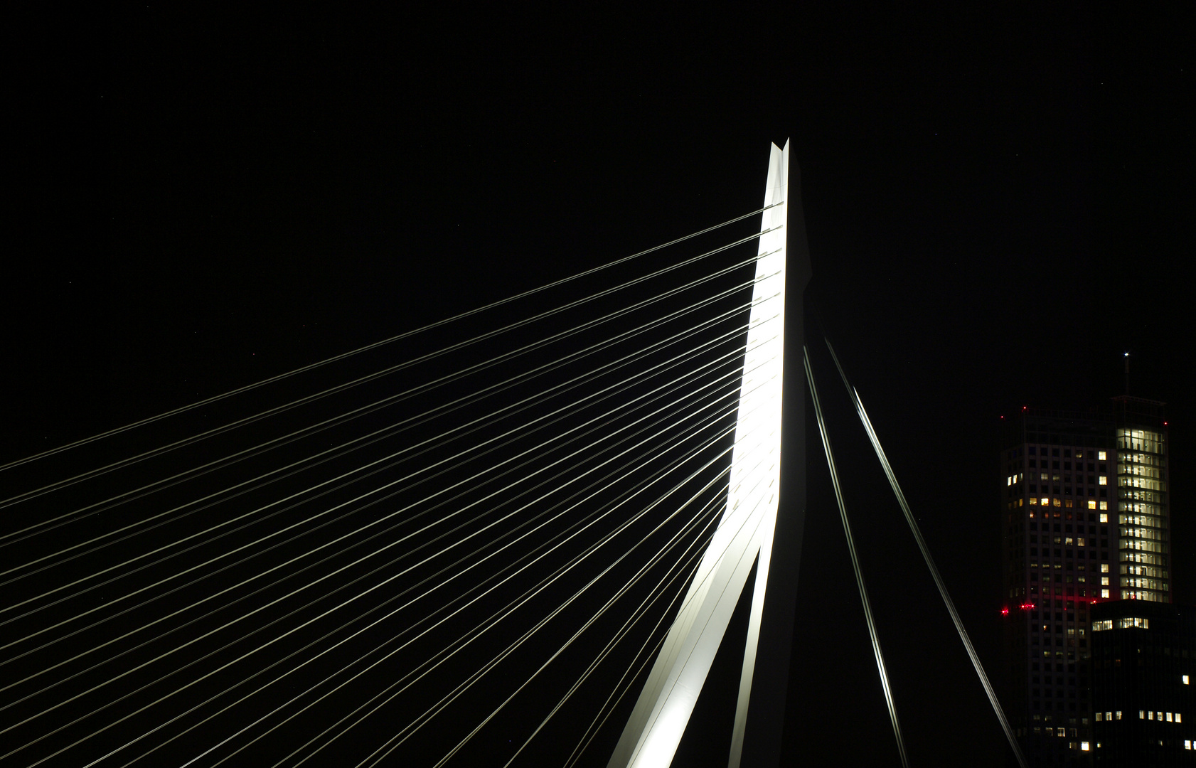 Die weiße Brücke in der dunklen Nacht