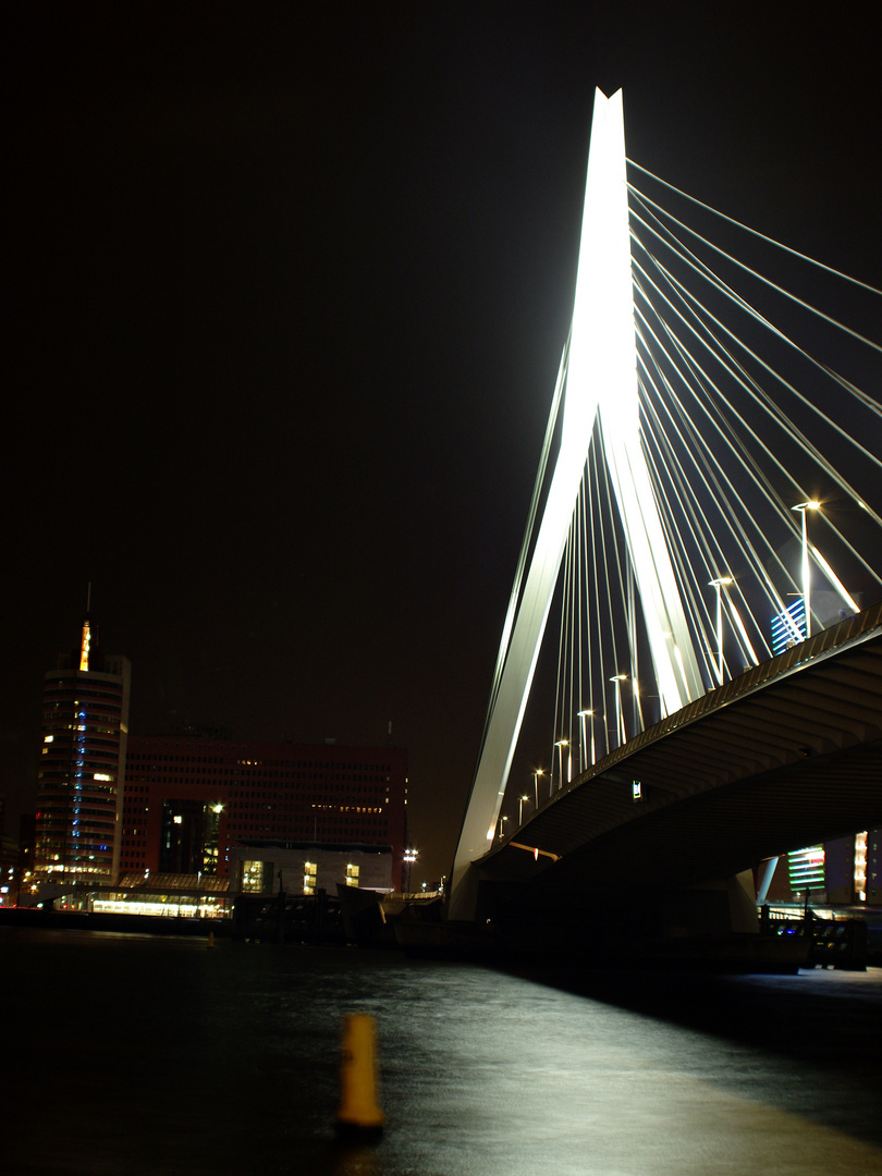 Die weiße Brücke über dem Fluss