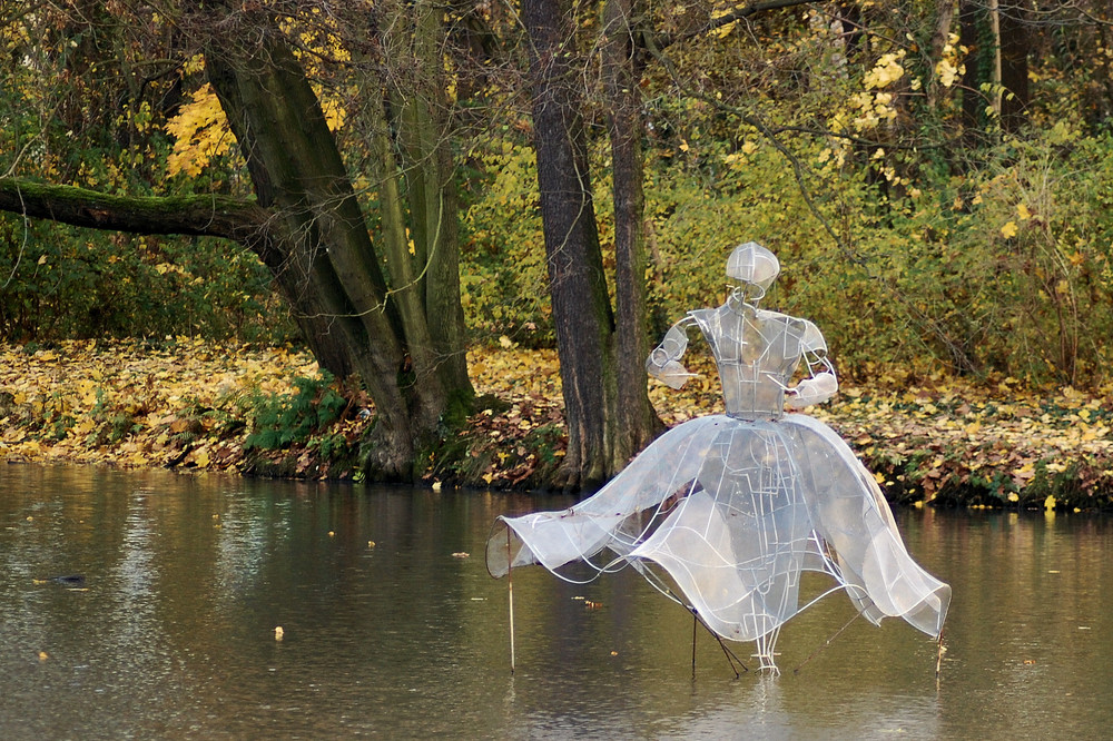 Die weiße Frau  im See