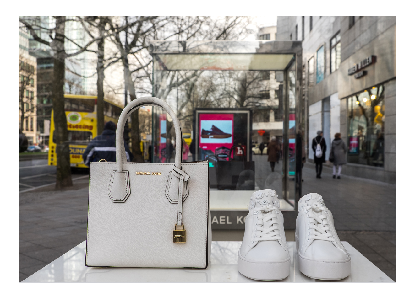 die weiße Handtasche auf dem Kurfürstendamm