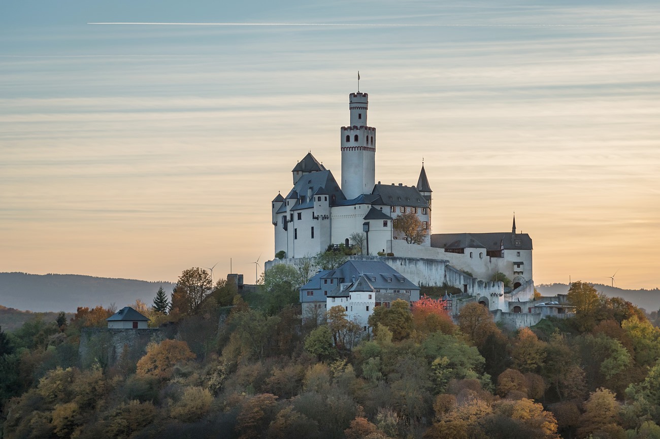 Die weiße Marksburg bei Braubach