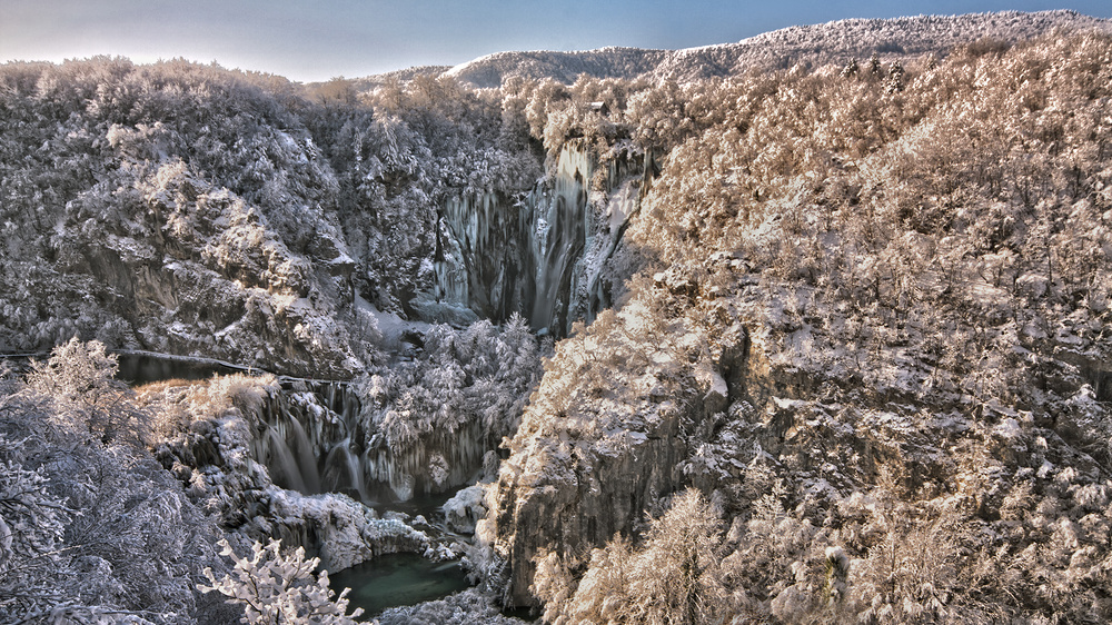 Die weiße Pracht am Wasserfall