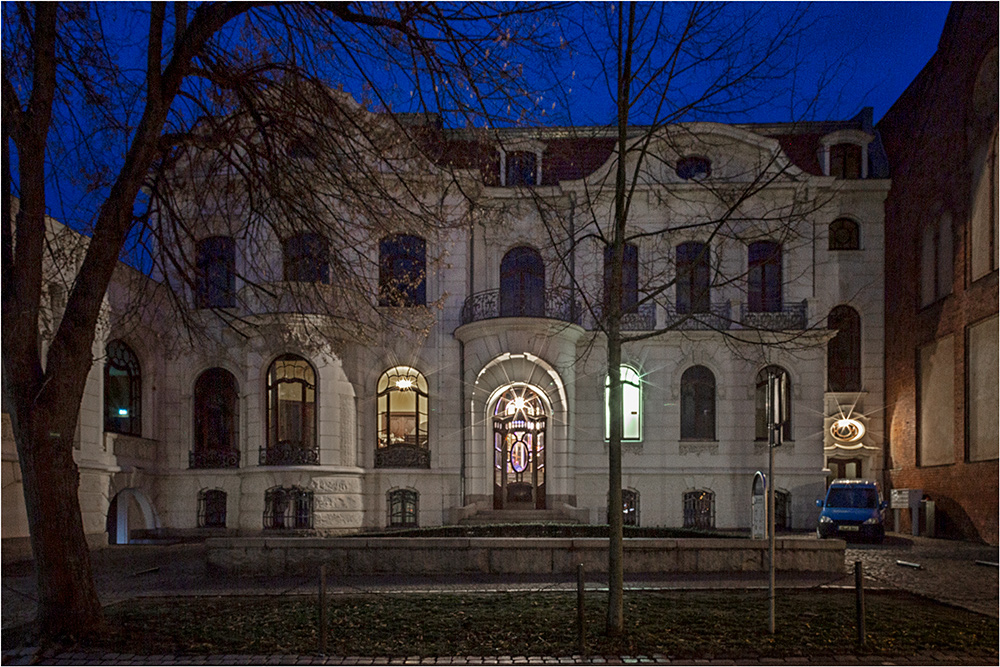 Die weisse Villa Aschersleben von der Strassenansicht