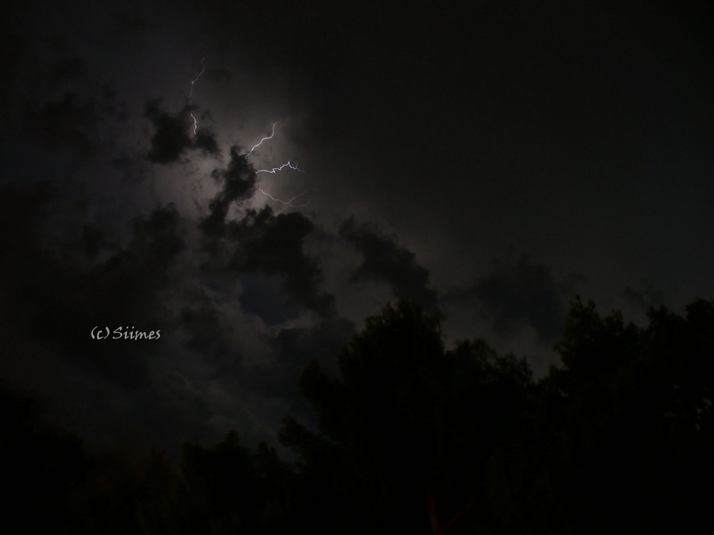 Die weißen Fäden unter schwarz der Wolken. Foto & Bild miscellaneous, phenomena, thunderstorms
