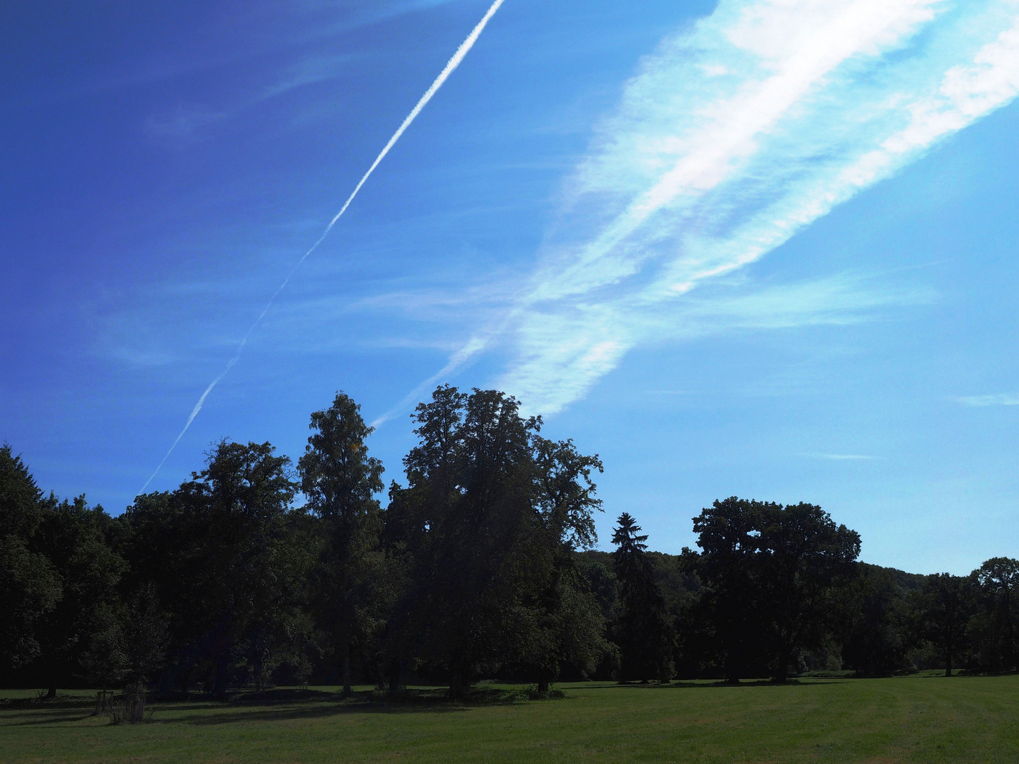 Die weißen Streifen am Himmel