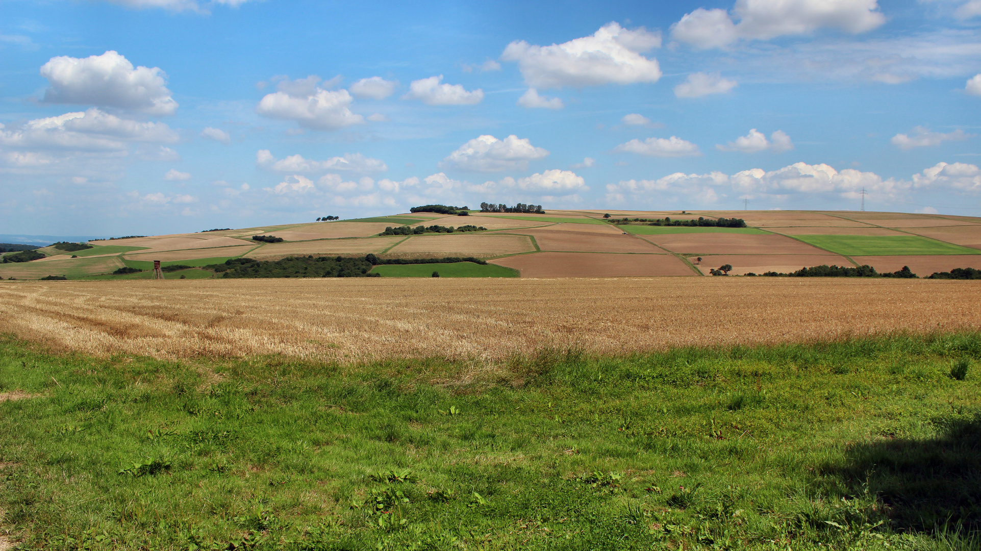 Die Weite des Taunus über der Aar