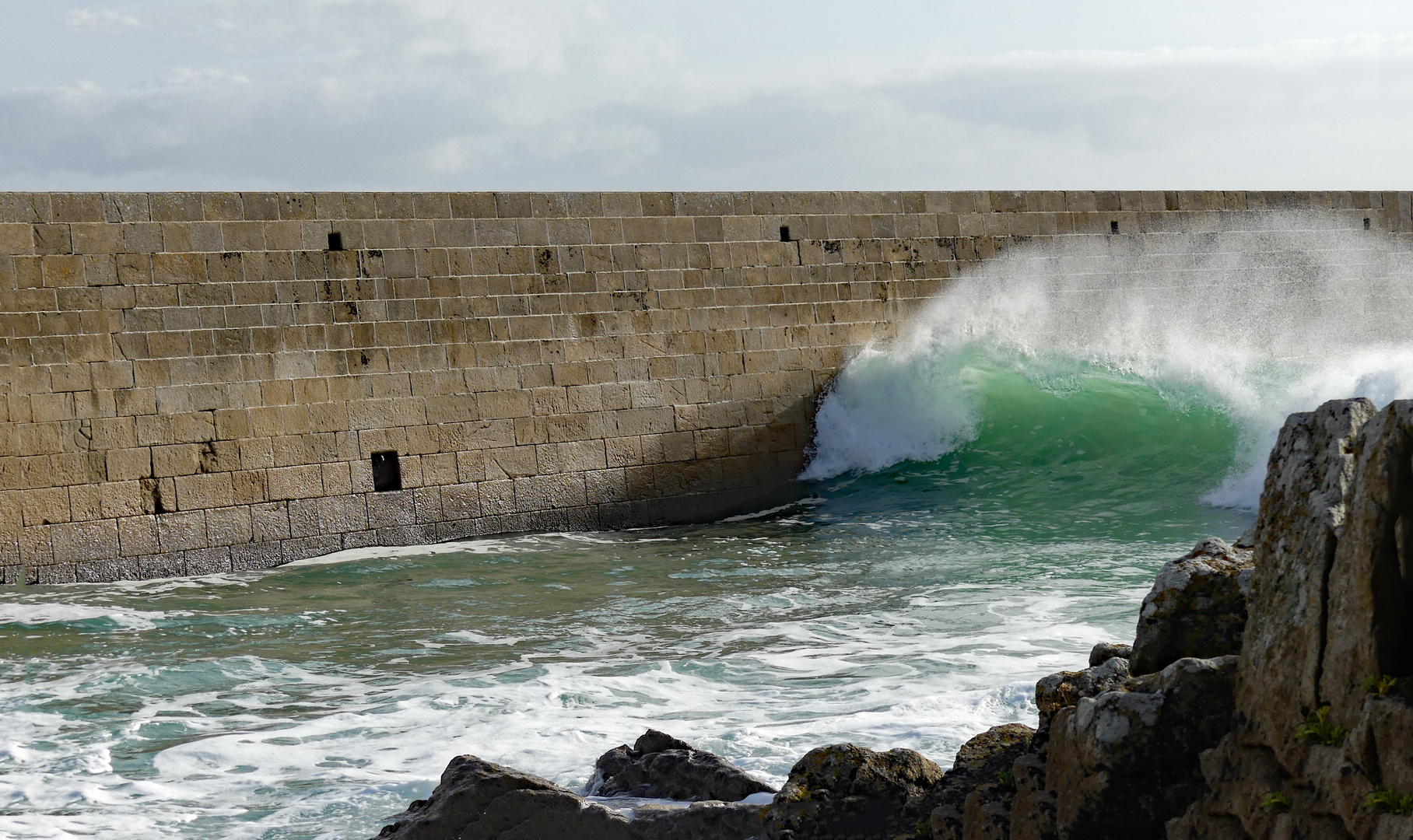 Die Welle am Phare Raoulic Audierne