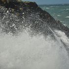 Die Wellen auf den Felsen in Wales