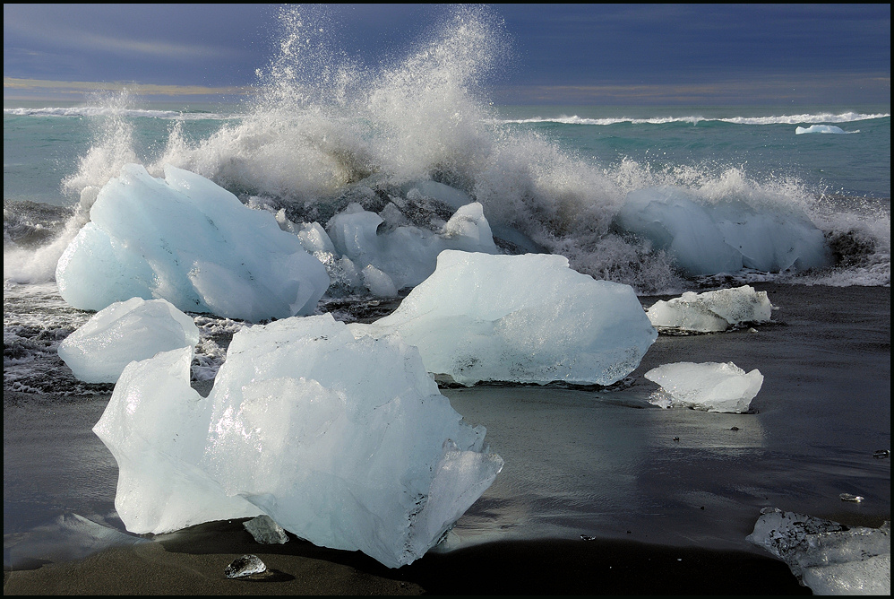 die wellen zerschlugen die eisberge