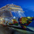 Die Welt der Kreuzfahrt ist bunt die "NORWEGIAN ENCORE" in Bremerhaven