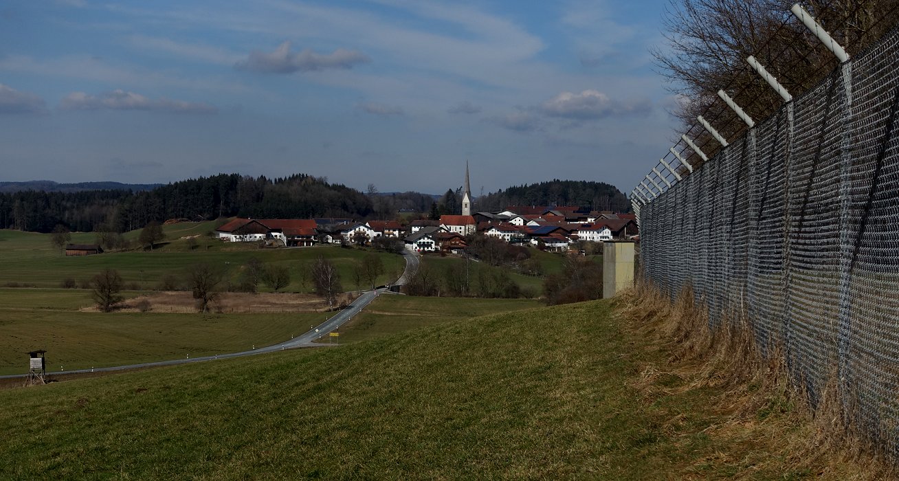 Die Welt endet rechts am Zaun