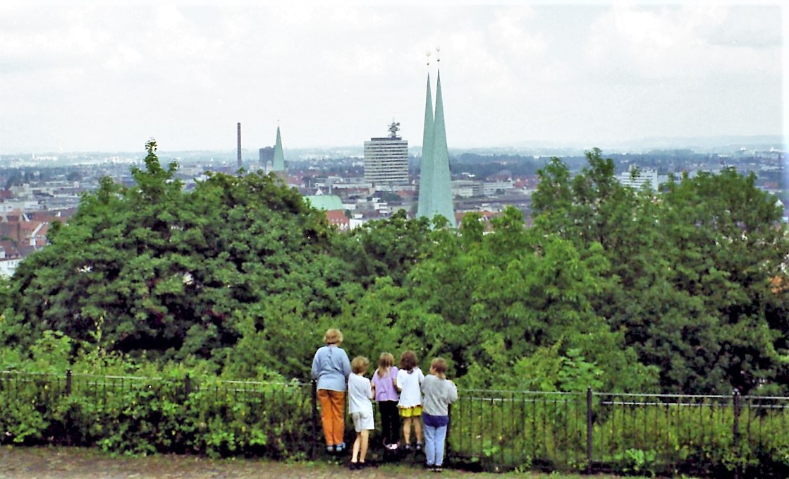 `Die Welt gehört uns.' (Vintage)