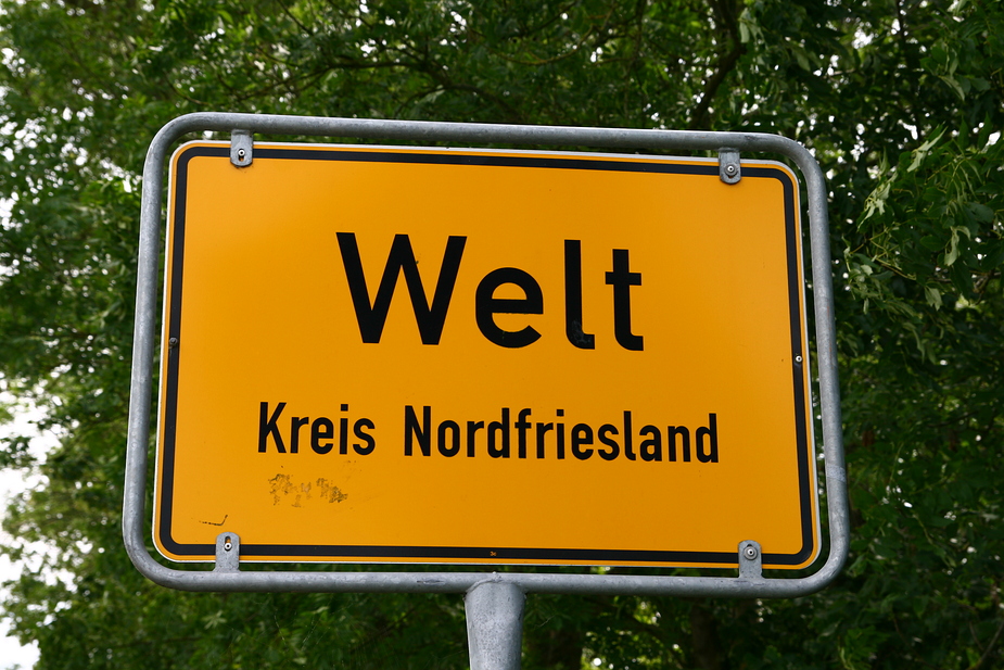Die Welt Ist Ein Dorf Foto Bild Quatsch Fun Und Ratselecke Witzige Schilder Fotos Bilder Auf Fotocommunity