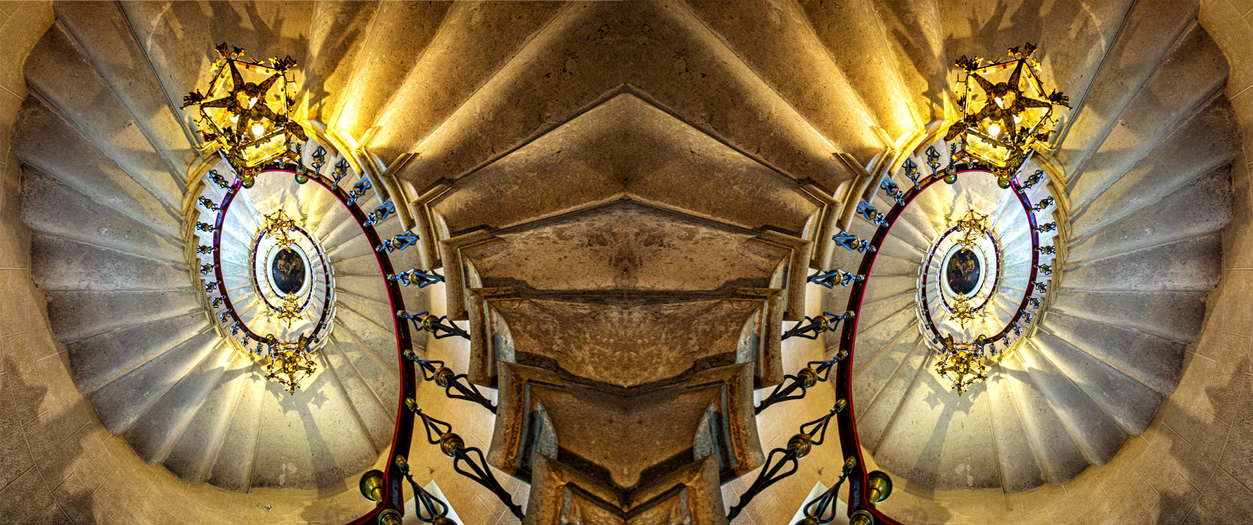 Die Wendeltreppe im Schloss Duino, gespiegelt