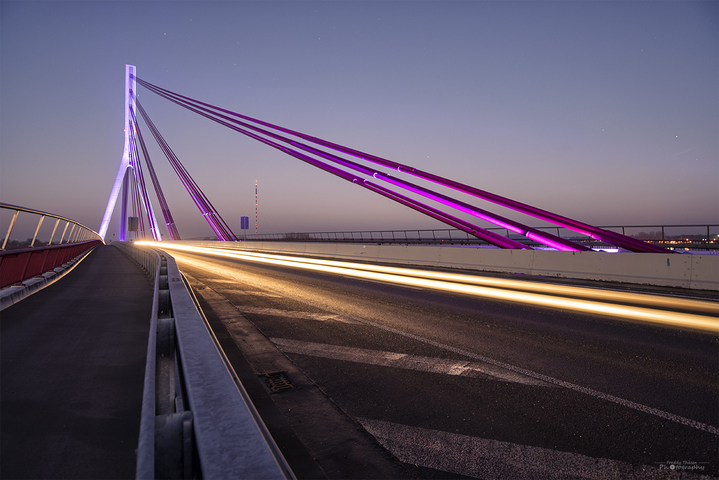 Die Weseler Rheinbrücke am Morgen.