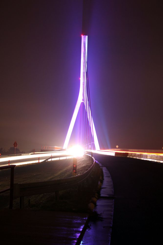 Die Weseler Rheinbrücke oben von der Weseler Seite aus - LZB