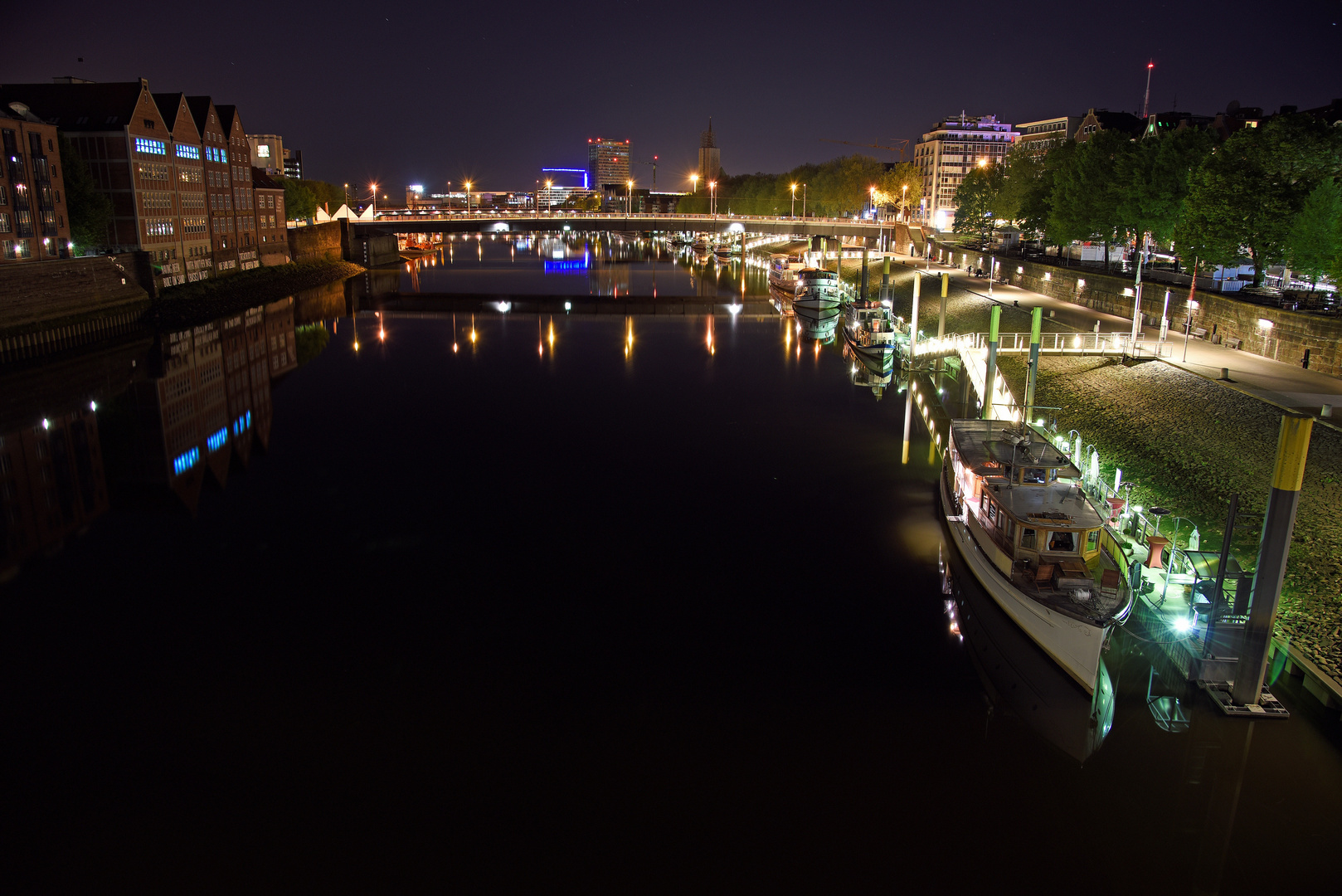 Die Weser bei Bremen in der Nacht