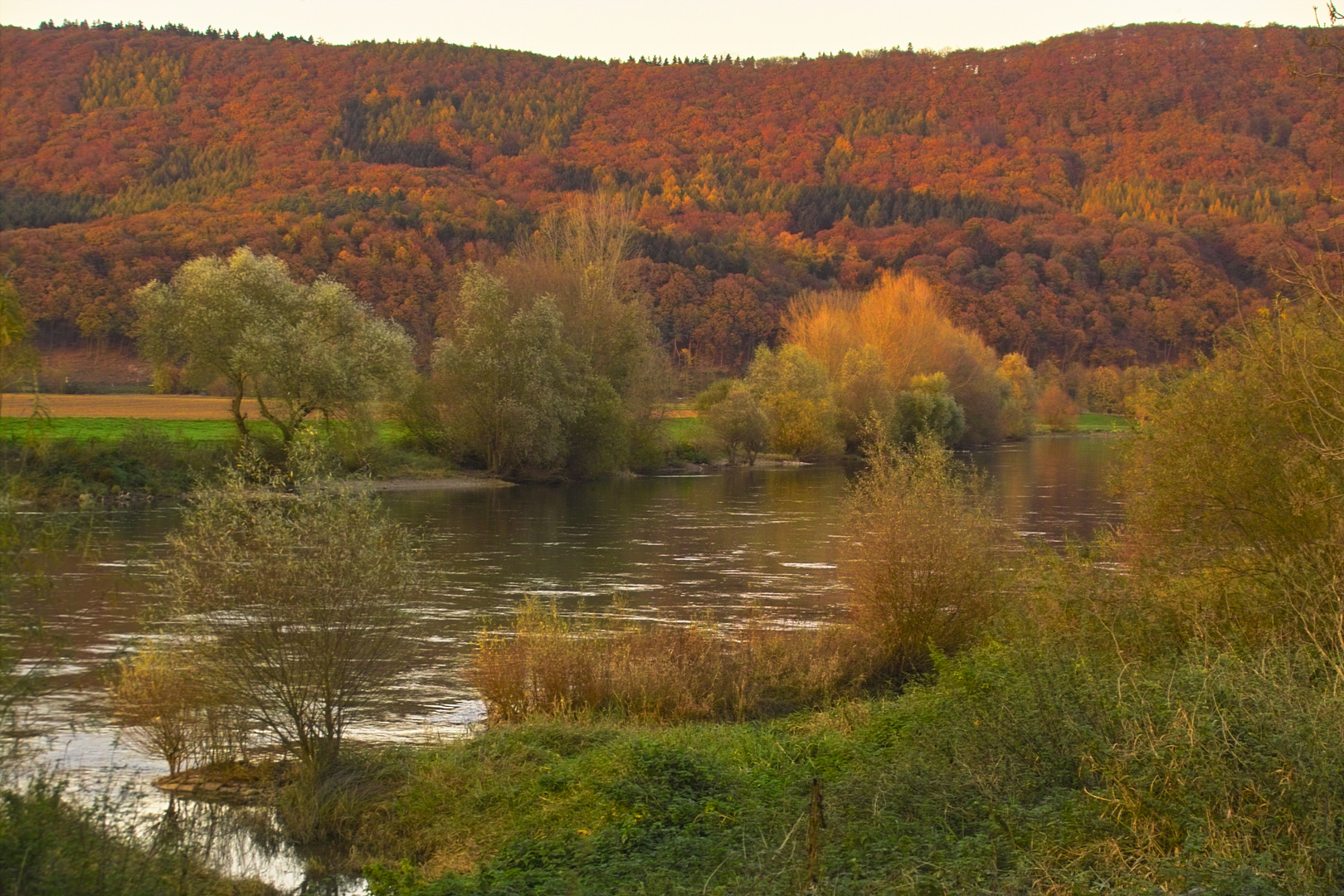 Die Weser bei Porta Westfalica in Herbststimmung