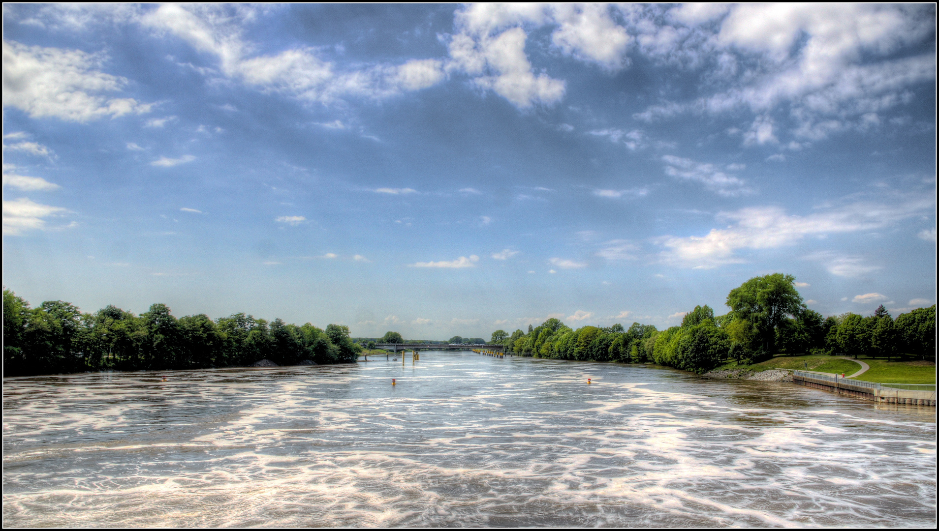 Die Weser in Bremen stadteinwärts vom Weserwehr aus gesehen