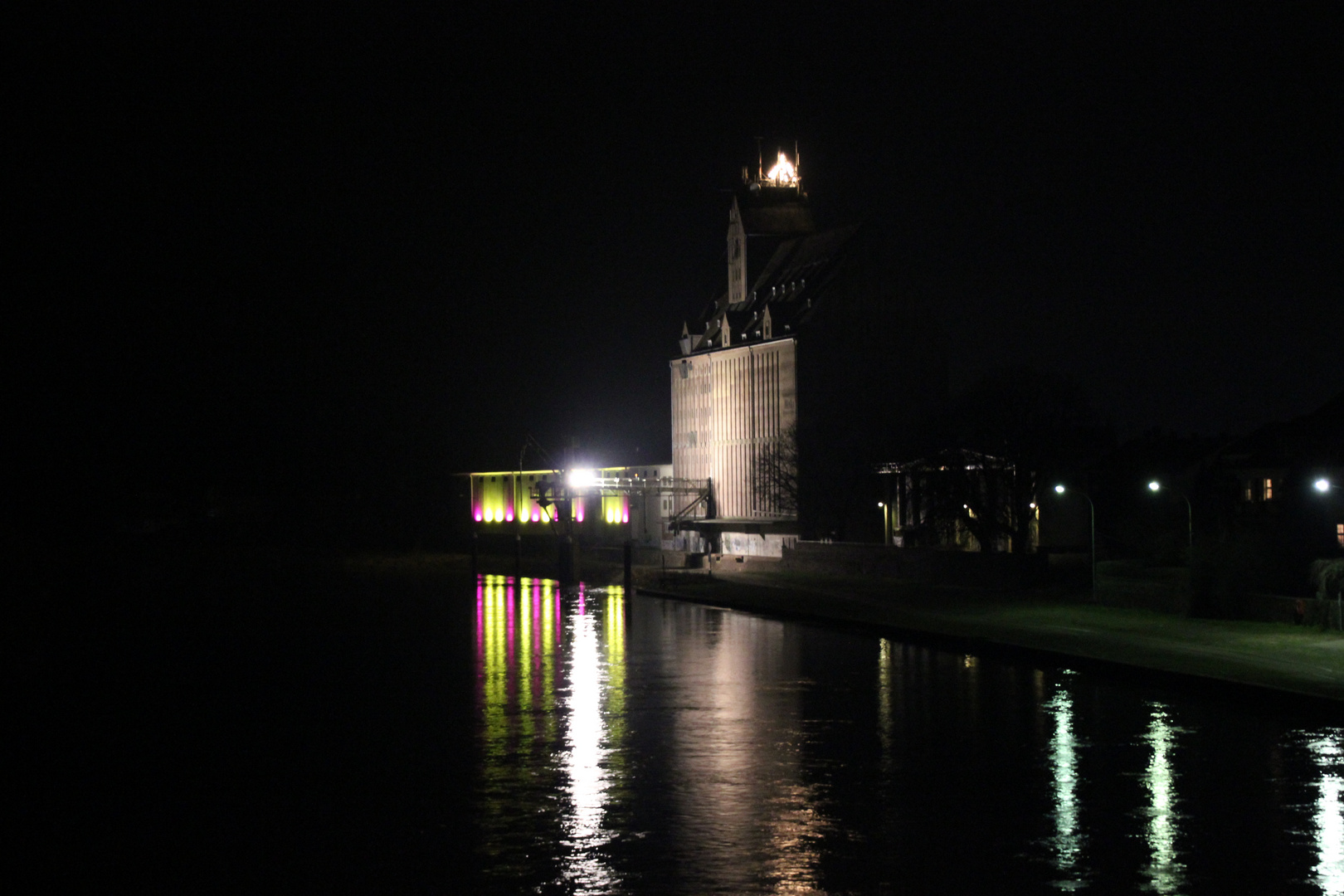 die Weser in Holzminden bei Nacht mit Speicher