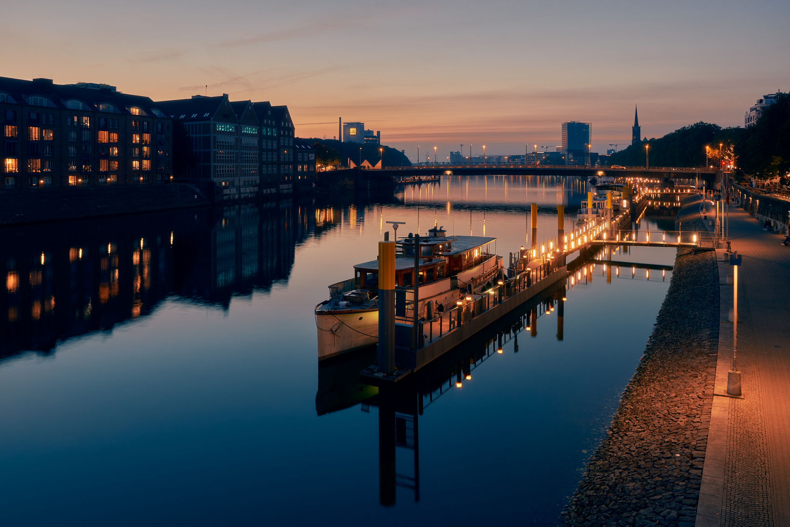 Die Weser zur blauen Stunde in Bremen