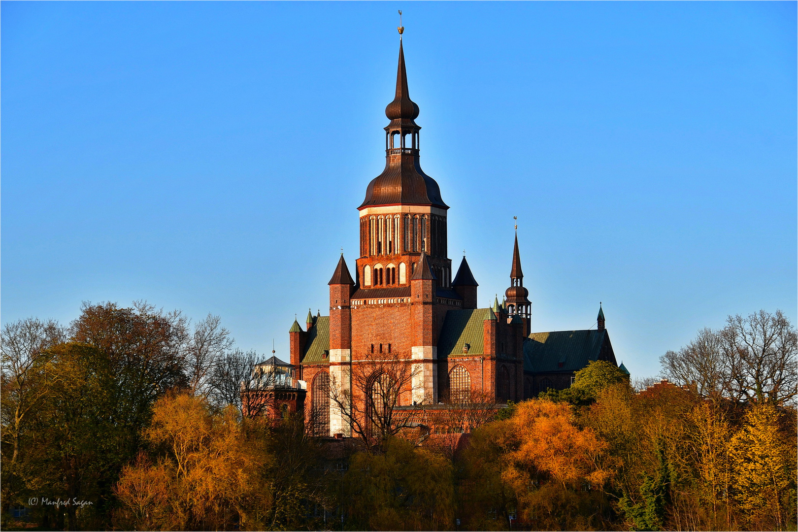 Die Westseite der St.Marienkirche zu Stralsund im Schein der Abendsonne...