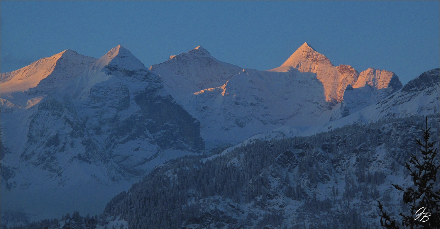 Die Wetterhorngruppe in den ersten Sonnenstrahlen