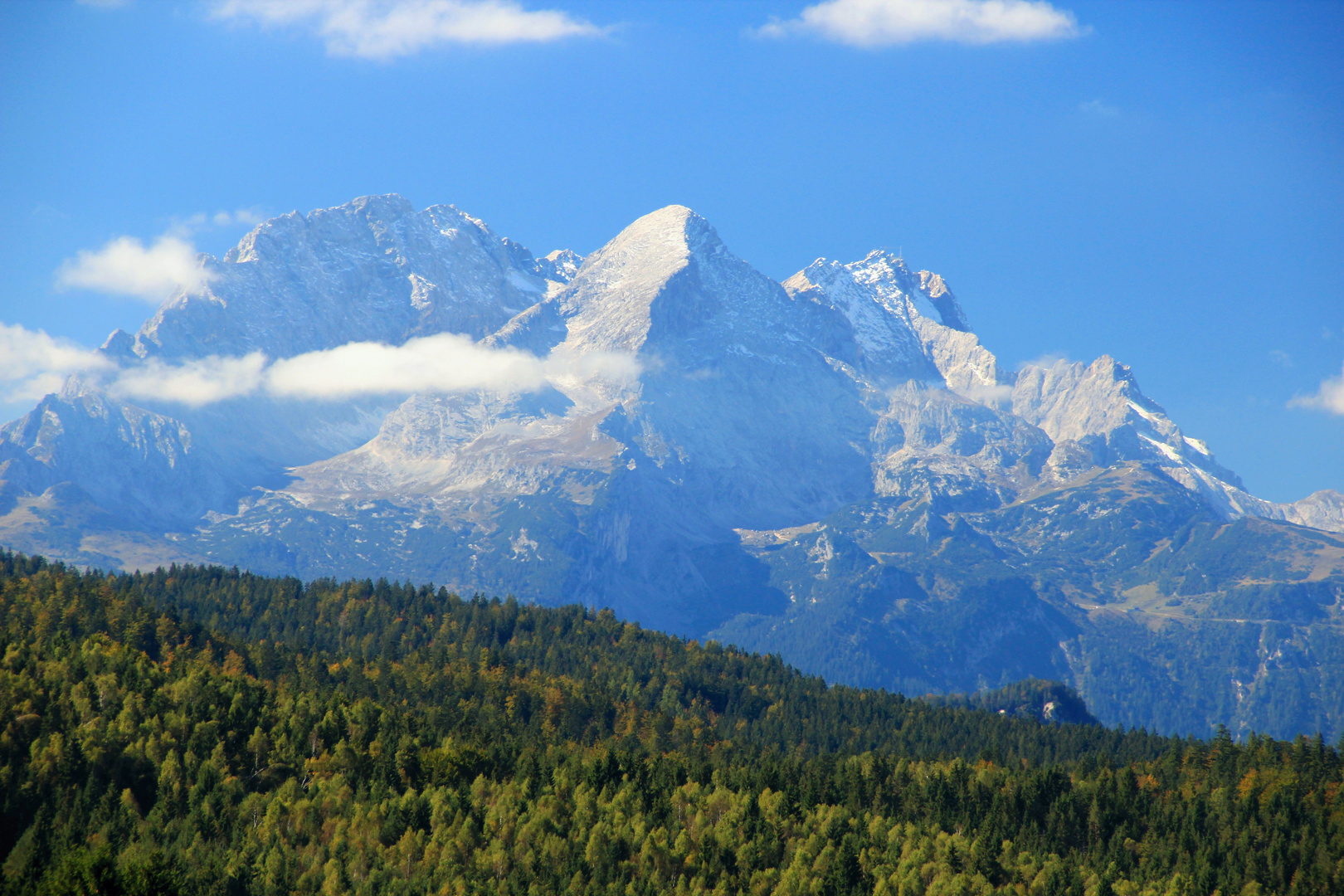 die Wettersteingruppe mit dem dem wunderbaren Kegel der Alpspitze + Zugspitzmassiv